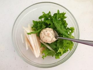 16、减脂健身菜  柠香黑椒三文鱼果蔬沙拉,把梨丝和生菜放在一个大碗里，加入1勺沙拉酱