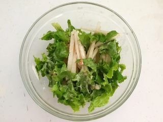 17、减脂健身菜  柠香黑椒三文鱼果蔬沙拉,调匀，果蔬沙拉做好了准备