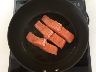 19、减脂健身菜  柠香黑椒三文鱼果蔬沙拉,橄榄油烧热后加入三文鱼，煎至一面变色就翻面，