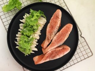 22、减脂健身菜  柠香黑椒三文鱼果蔬沙拉,柠香黑椒三文鱼果蔬沙拉口感鲜嫩，营养丰富~