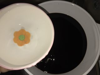 3、猪脚姜醋蛋,再加800克水