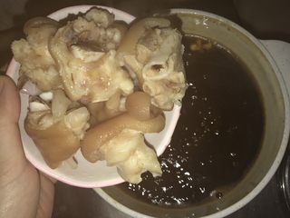 6、猪脚姜醋蛋,猪蹄焯水放入醋里