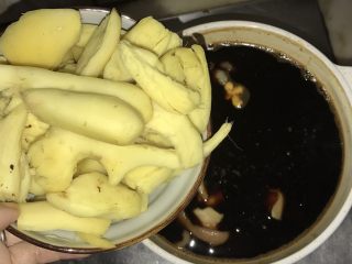7、猪脚姜醋蛋,加入姜，中小火煮50分钟