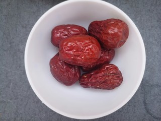 1、红糖花生大枣汤,先把大枣洗干净