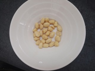 6、红糖花生大枣汤,煮一下之后比较容易剥皮