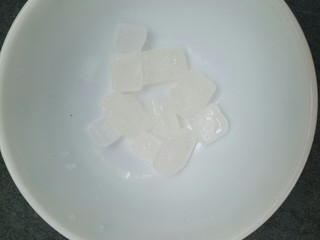 7、红糖花生大枣汤,然后准备冰糖