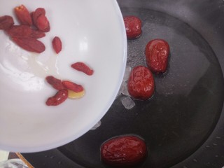 10、红糖花生大枣汤,再放枸杞子