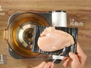 2、清爽柠檬薄荷鸡丝，减肥族的低脂肉菜,预备一块鸡胸肉