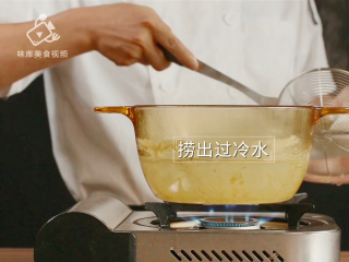 4、清爽柠檬薄荷鸡丝，减肥族的低脂肉菜,捞出后过冷水