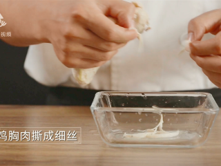 5、清爽柠檬薄荷鸡丝，减肥族的低脂肉菜,鸡胸肉撕成丝