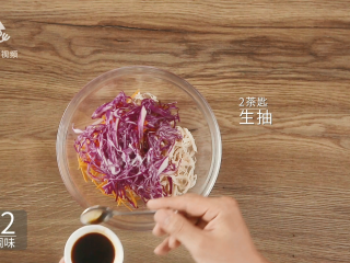 9、清爽柠檬薄荷鸡丝，减肥族的低脂肉菜,加入2茶匙生抽