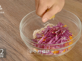 11、清爽柠檬薄荷鸡丝，减肥族的低脂肉菜,半个柠檬挤汁