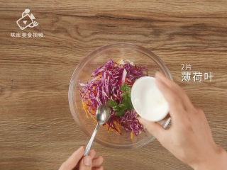 12、清爽柠檬薄荷鸡丝，减肥族的低脂肉菜,加入2片薄荷叶