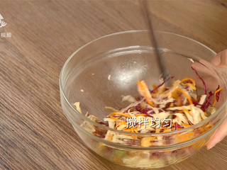 14、清爽柠檬薄荷鸡丝，减肥族的低脂肉菜,搅拌均匀