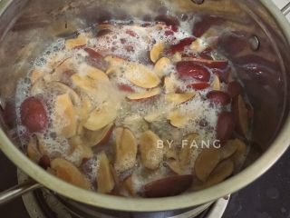 3、枣泥糕,入锅煮沸后改小火煮15分钟左右