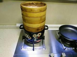 6、自酿米酒,水开后放米，大火蒸40到50分钟。