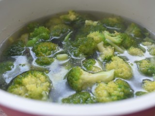 7、厨房挑战+素菜+蒜蓉西兰花,水开将西兰花放进去焯水一分钟捞出