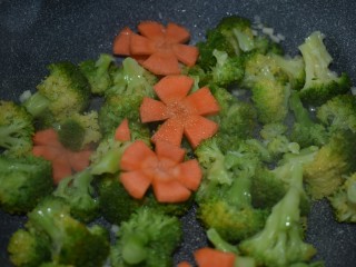 11、厨房挑战+素菜+蒜蓉西兰花,还有胡萝卜，迅速翻炒