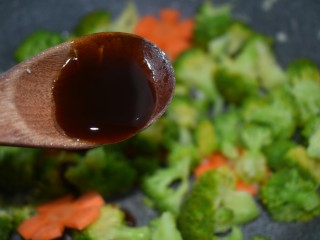 13、厨房挑战+素菜+蒜蓉西兰花,小半勺蚝油，翻炒均匀就可以出锅了