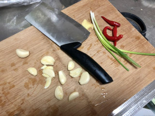 3、蒜蓉生蚝,蒜剥皮,小葱洗净,姜小米辣清洗干净