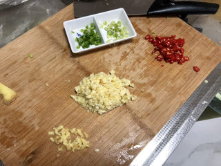 4、蒜蓉生蚝,蒜切蒜蓉,姜切姜末,小米辣切小圈,小葱切末,葱白葱绿分开