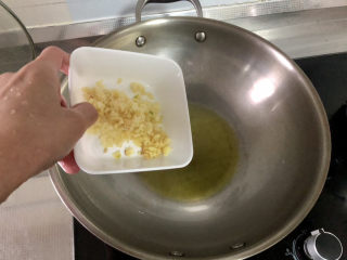 5、蒜蓉生蚝,热锅冷油,下一半蒜蓉,小火煸炒到蒜蓉金黄色