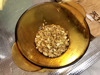 6、蒜蓉生蚝,连油一起倒入碗中