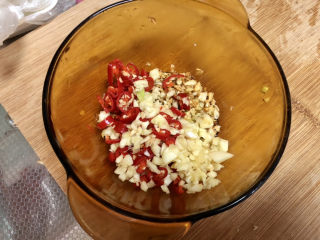 7、蒜蓉生蚝,加入剩下的一半生蒜蓉