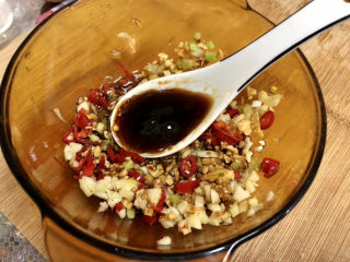 10、蒜蓉生蚝,一汤匙蚝油