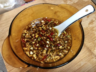 14、蒜蓉生蚝,搅拌均匀,得调味汁