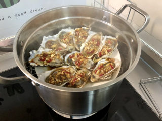 16、蒜蓉生蚝,蒸锅坐锅烧水,水开放入生蚝,中火蒸约10分钟