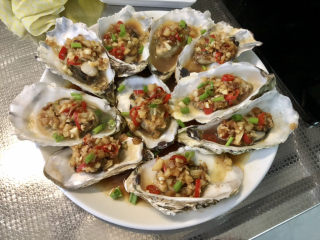 17、蒜蓉生蚝,取出,撒上葱绿末