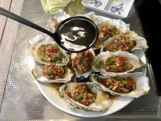 18、蒜蓉生蚝,浇上八成热的热油,即可,太香了