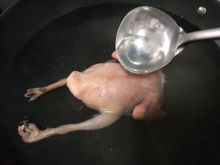 2、红枣枸杞乳鸽汤,起锅烧半锅开水，水开转中小火，放入鸽子焯烫2，3分钟取出，有利于清理平净小绒毛
