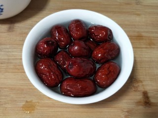 5、红枣枸杞乳鸽汤,红枣同样泡水，洗净