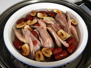 12、红枣枸杞乳鸽汤,再放入蒸锅，蒸1小个半小时~2小时