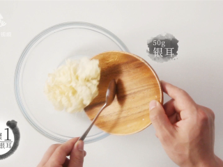 2、美容养颜气色好，桂花红枣银耳雪梨汤,预备银耳