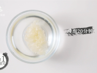 3、美容养颜气色好，桂花红枣银耳雪梨汤,加水浸泡20分钟