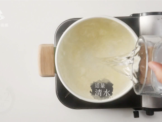 5、美容养颜气色好，桂花红枣银耳雪梨汤,入锅加清水