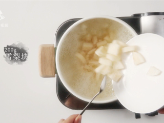 8、美容养颜气色好，桂花红枣银耳雪梨汤,加入200g雪梨块