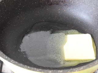 2、超级能量棒，冬日温暖零食，小身材大能量，越嚼越香,首先小火加热不粘锅，放入黄油融化成液态。