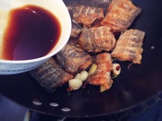 9、糖醋带鱼,倒入糖醋汁。