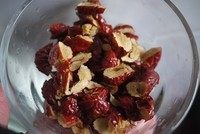 4、黑芝麻糊,红枣洗净去核切件备用，去核可以用筷子捅一下；