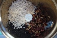 5、黑芝麻糊,将黑芝麻、泡好的糯米、红枣加900ml水用料理机高速打1分钟，可间断几次打；