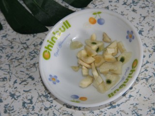 3、鸡蛋西红柿菠菜汤,切点蒜末