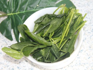 5、鸡蛋西红柿菠菜汤,菠菜洗净去根