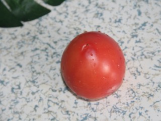 6、鸡蛋西红柿菠菜汤,西红柿洗净