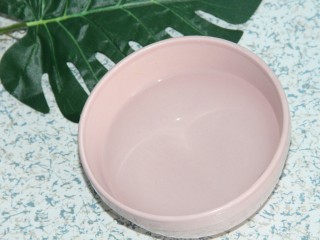 8、鸡蛋西红柿菠菜汤,准备一碗水