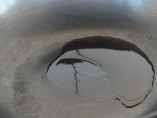 9、鸡蛋西红柿菠菜汤,锅内热油