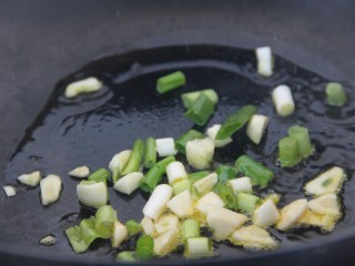 10、鸡蛋西红柿菠菜汤,爆香葱花和蒜末